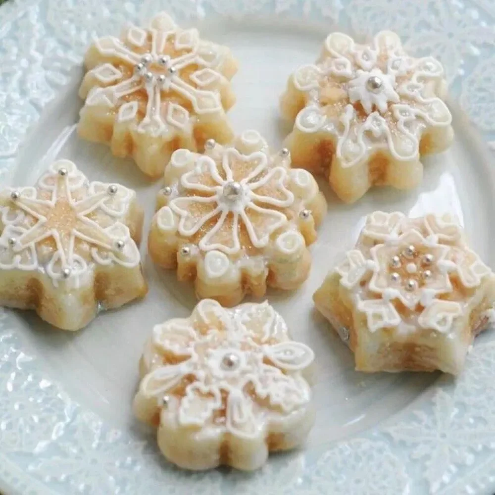 Williams Sonoma Nordicware Snowflake Cakelet Pan NEW 6 Mini Cakes Frozen Cupcake